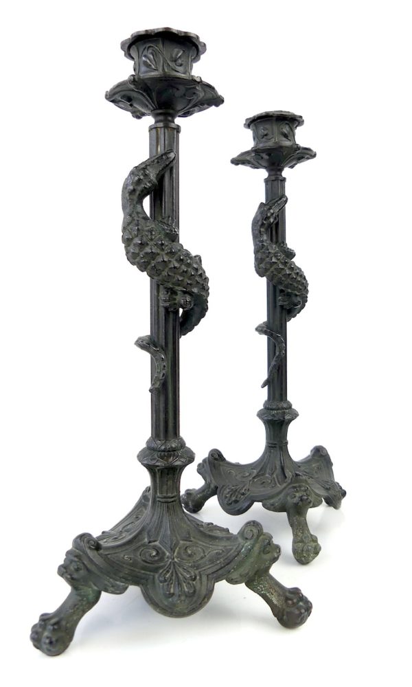Paire de bougeoirs crocodiles en bronze