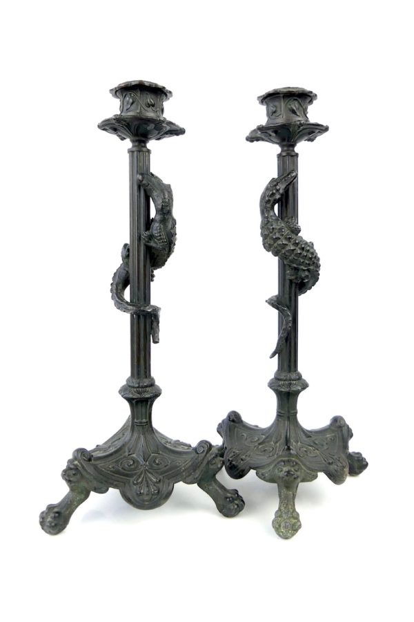 Paire de bougeoirs crocodiles en bronze