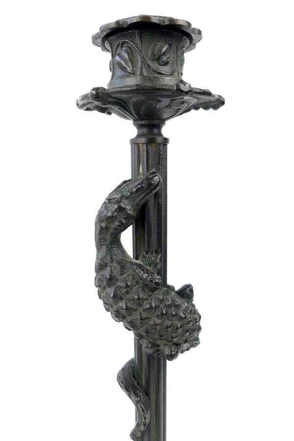 Paire de bougeoirs crocodiles en bronze (détail)