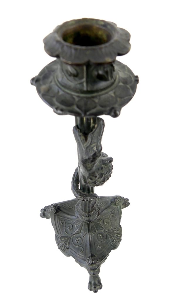 Paire de bougeoirs crocodiles en bronze (desssus)
