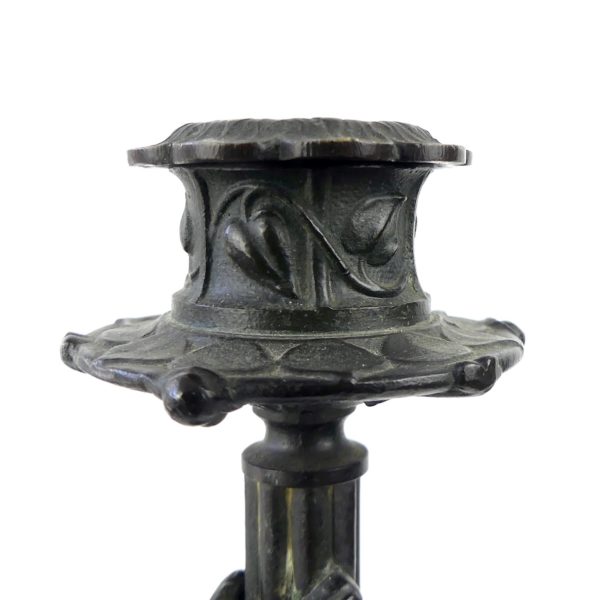 Paire de bougeoirs crocodiles en bronze (détail)