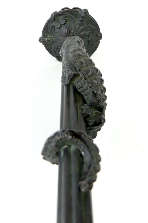 Paire de bougeoirs crocodiles en bronze (détail)