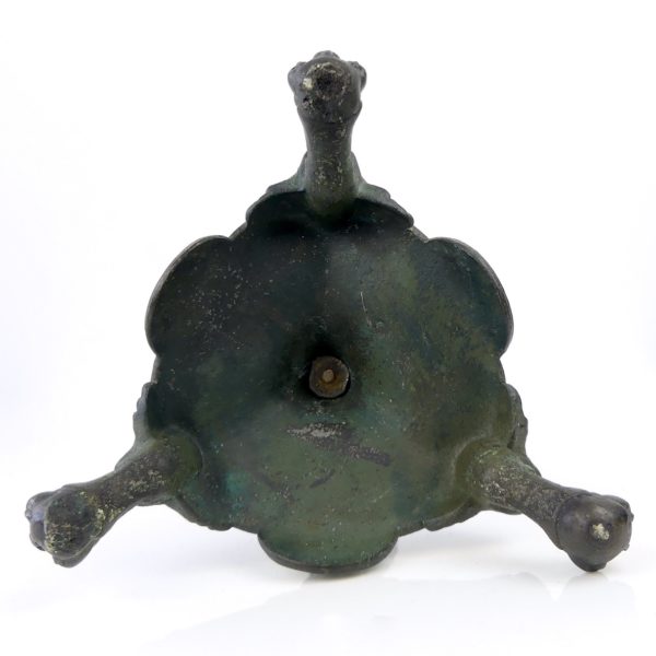 Paire de bougeoirs crocodiles en bronze (dessous)