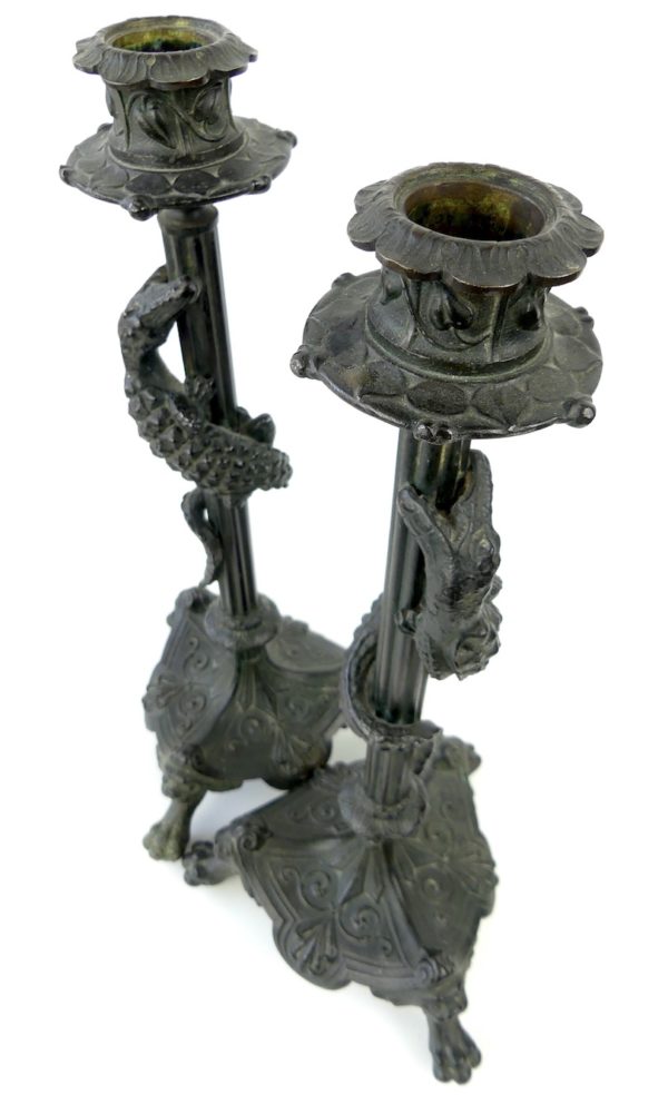 Paire de bougeoirs crocodiles en bronze (dessus 3/4)