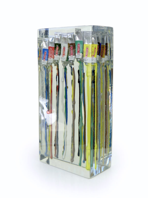 Sculpture de tubes de peinture en inclusion (3/4)