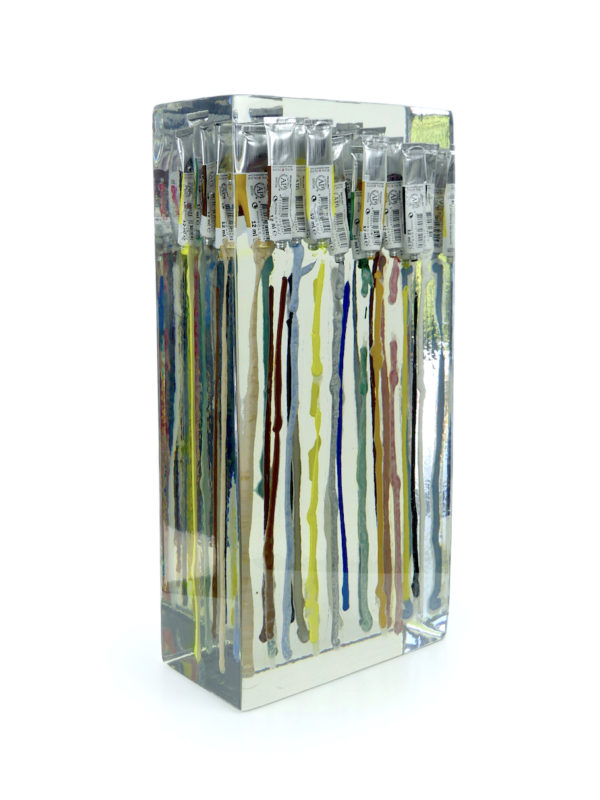Sculpture de tubes de peinture en inclusion (3/4 dos)
