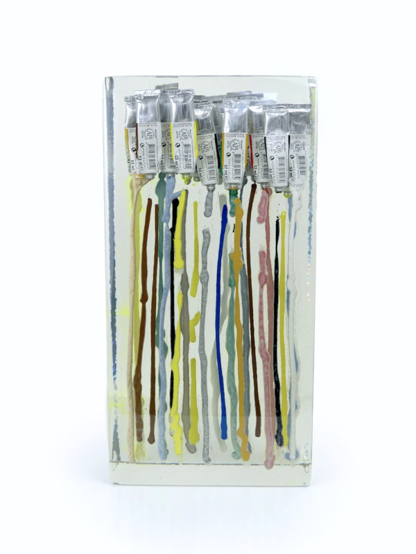 Sculpture de tubes de peinture en inclusion (dos)