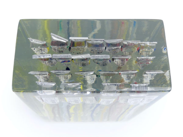 Sculpture de tubes de peinture en inclusion (dessus)