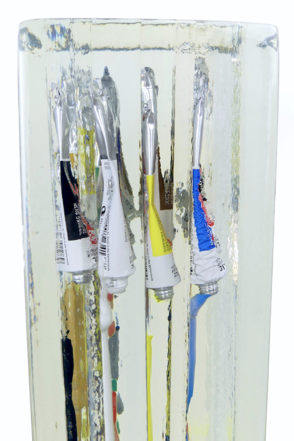 Sculpture de tubes de peinture en inclusion (détail profil)