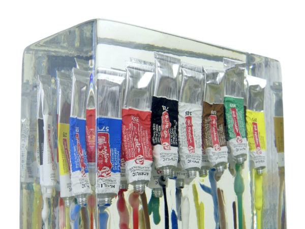 Sculpture de tubes de peinture en inclusion (détail 3/4)