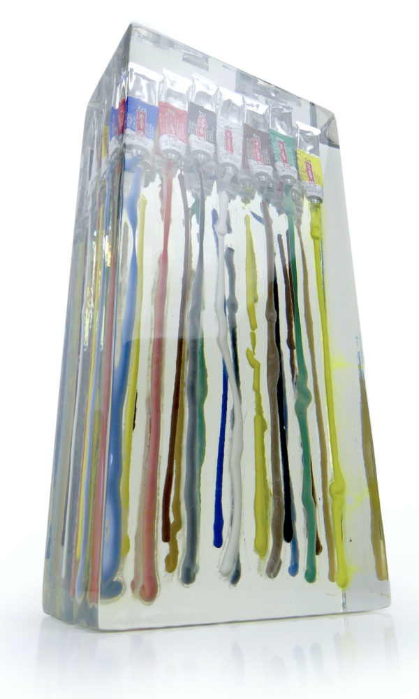 Sculpture de tubes de peinture en inclusion (3/4)