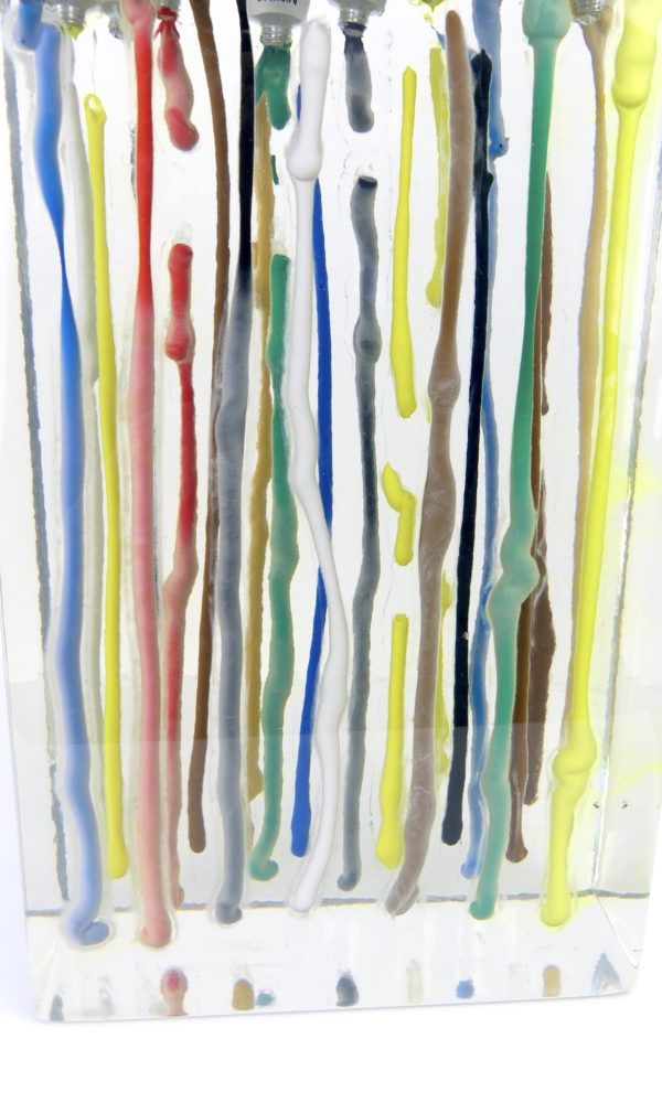 Sculpture de tubes de peinture en inclusion (détail)