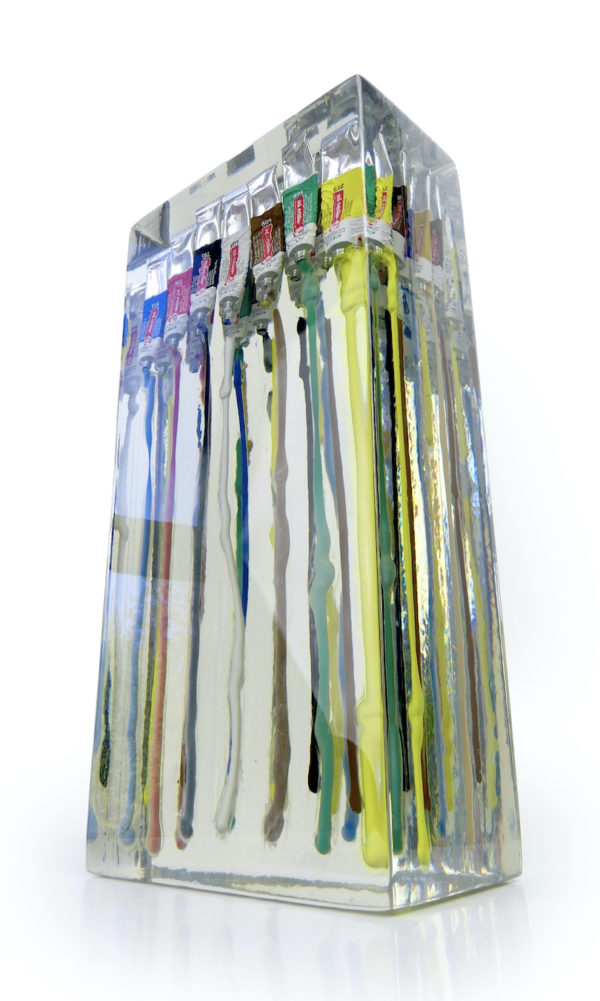 Sculpture de tubes de peinture en inclusion (3/4)