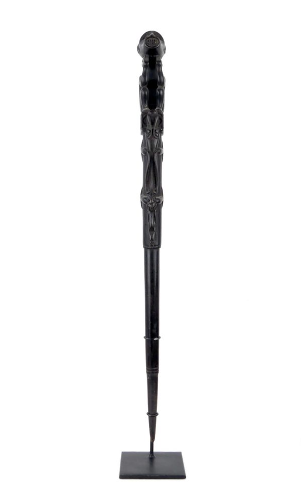 Tun Tun Dayak bâton de chasse en bois sombre soclé (face)