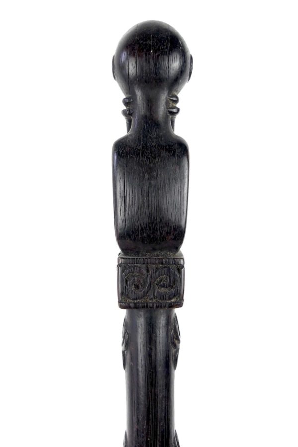 Tun Tun Dayak bâton de chasse en bois sombre soclé (détail dos)