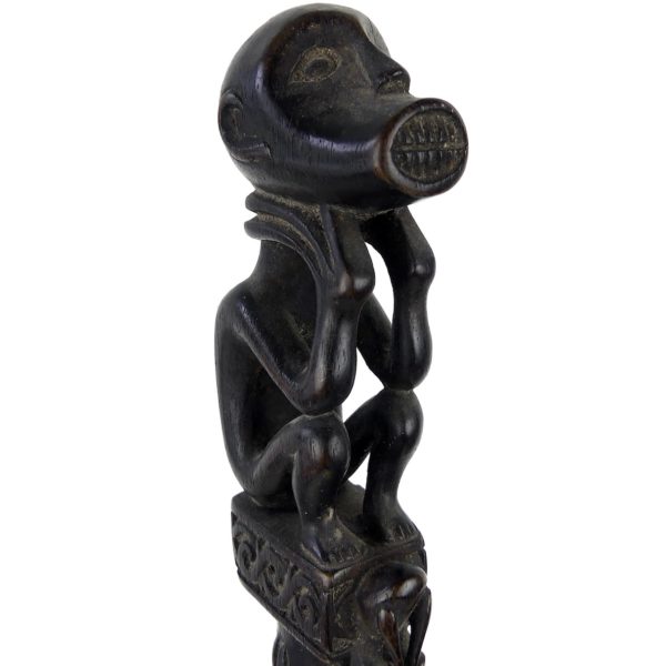 Tun Tun Dayak bâton de chasse en bois sombre soclé (détail 3/4)
