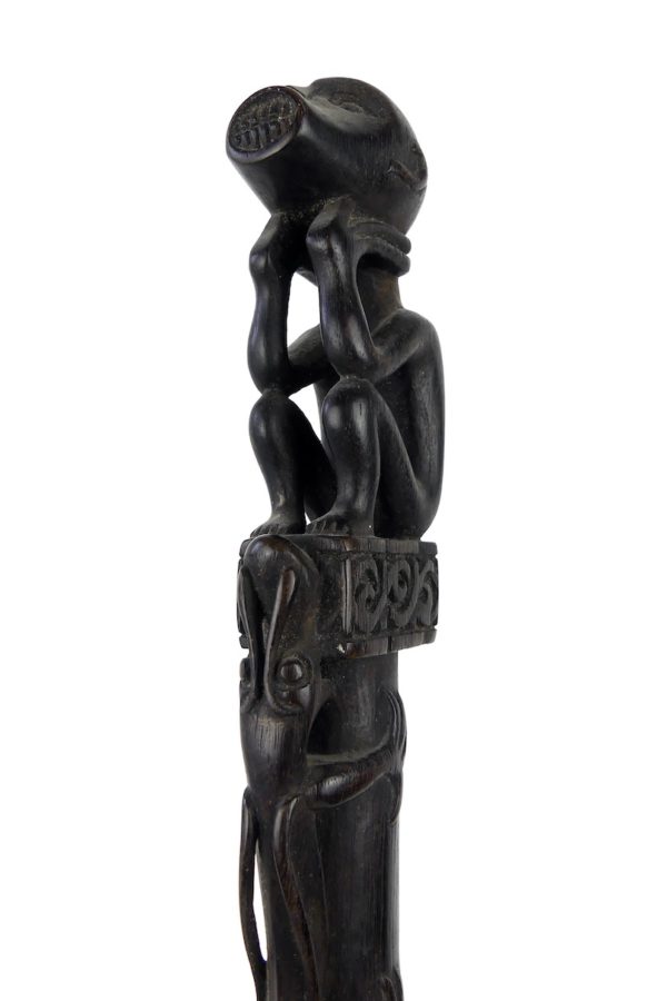 Tun Tun Dayak bâton de chasse en bois sombre soclé (détail 3/4)