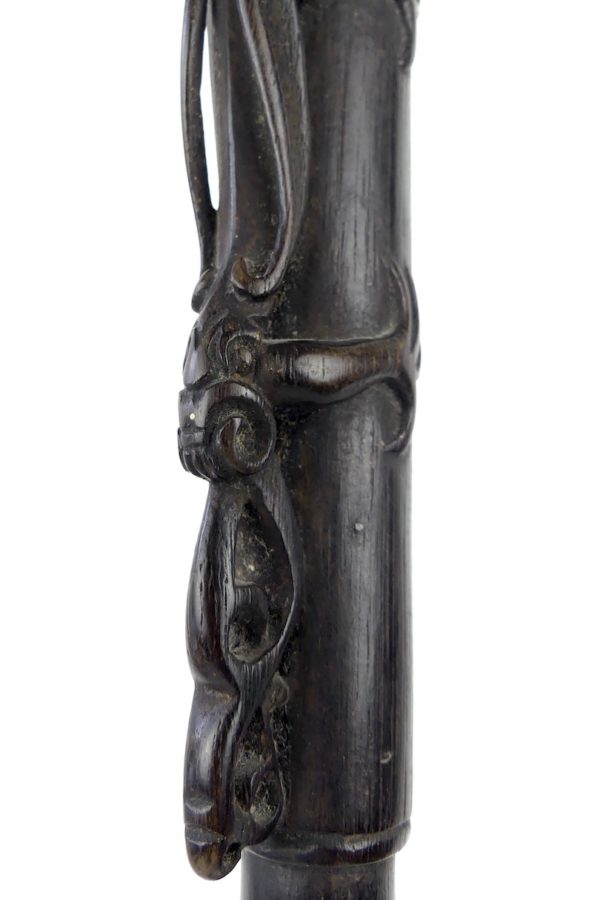 Tun Tun Dayak bâton de chasse en bois sombre soclé (détail)