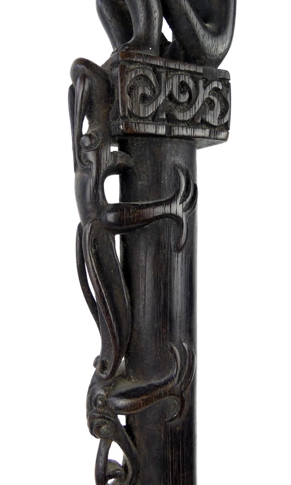 Tun Tun Dayak bâton de chasse en bois sombre soclé (détail)