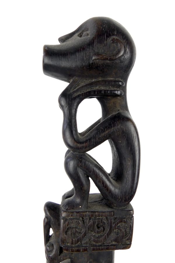 Tun Tun Dayak bâton de chasse en bois sombre soclé (détail profil)