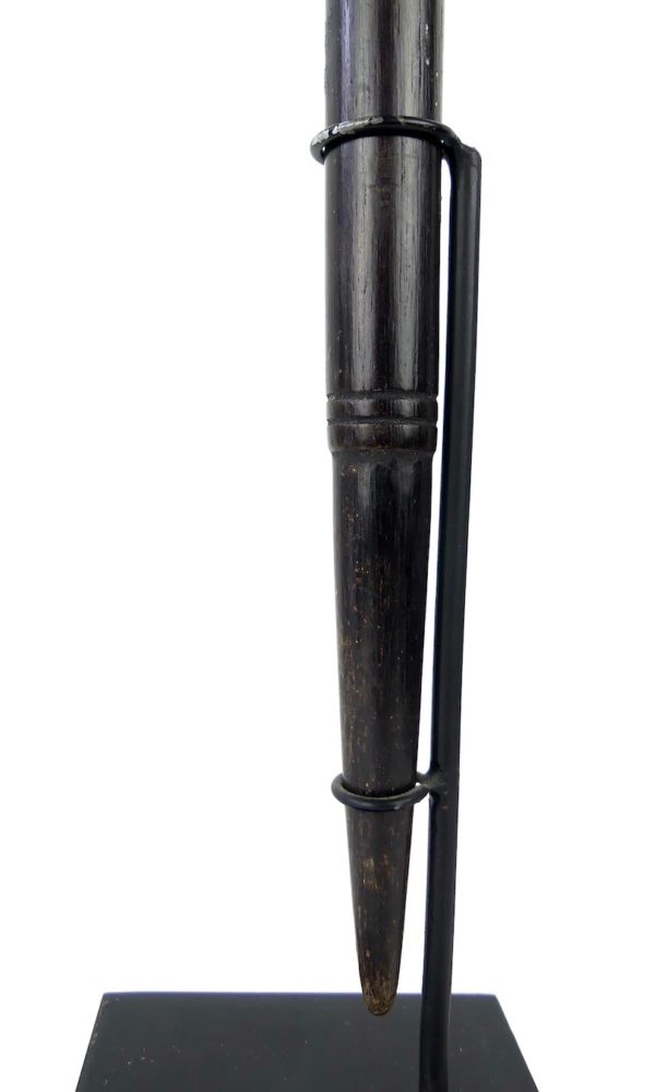 Tun Tun Dayak bâton de chasse en bois sombre soclé (détail bas)