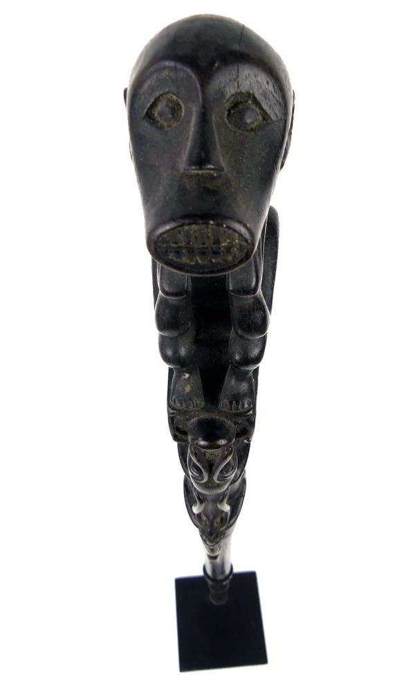 Tun Tun Dayak bâton de chasse en bois sombre soclé (dessus)