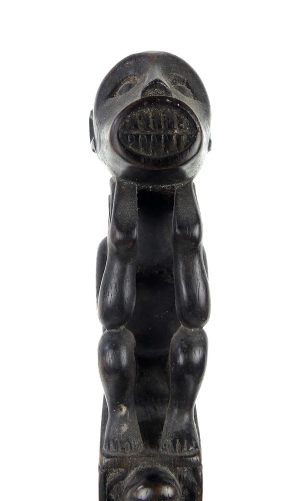 Tun Tun Dayak bâton de chasse en bois sombre soclé (détail face)