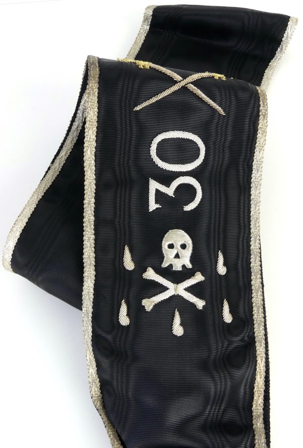 Cordon maçonnique ancien de chevalier Kadosch (détail)
