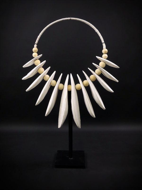 Grand collier os de seiche et perles de bois (face)