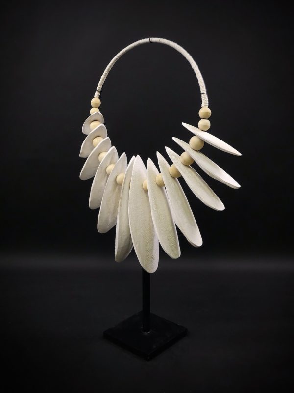 Grand collier os de seiche et perles de bois (3/4)