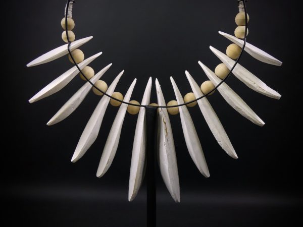 Grand collier os de seiche et perles de bois (détail dos)