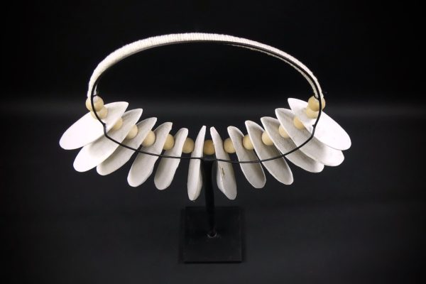 Grand collier os de seiche et perles de bois (dessus)