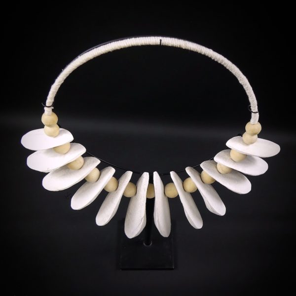Grand collier os de seiche et perles de bois (dessus)
