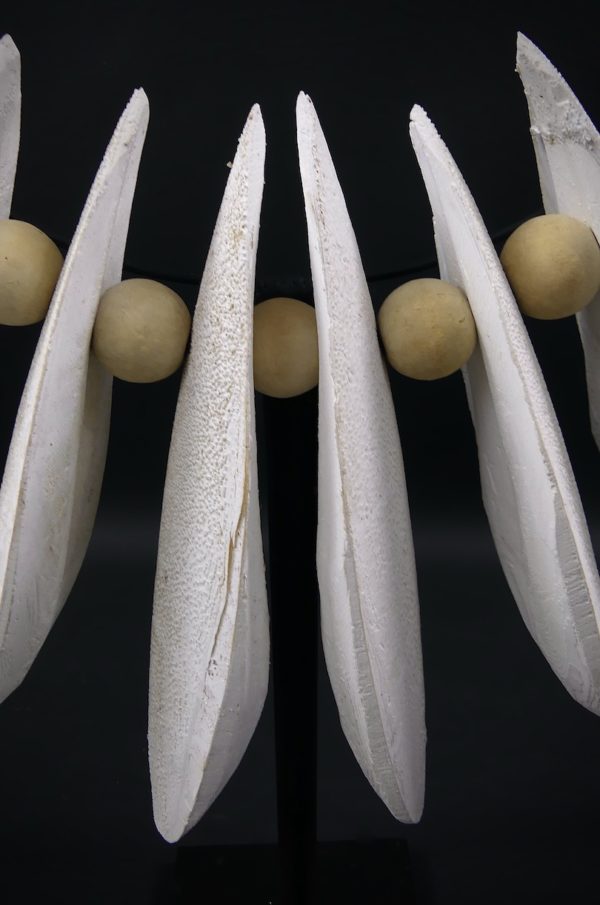 Grand collier os de seiche et perles de bois (détail)