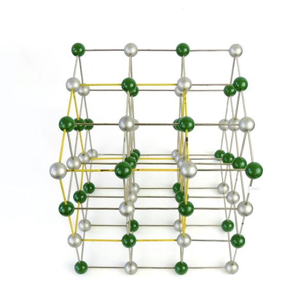 Structure cristalline de chlorure de sodium Tchécoslovaquie 1950 (dessus 3/4)