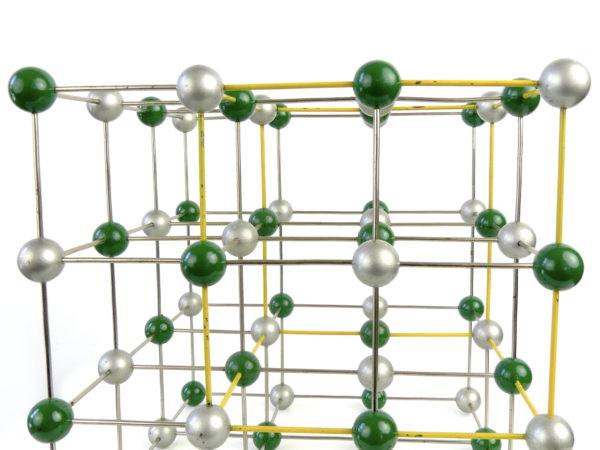 Structure cristalline de chlorure de sodium Tchécoslovaquie 1950 (détail)