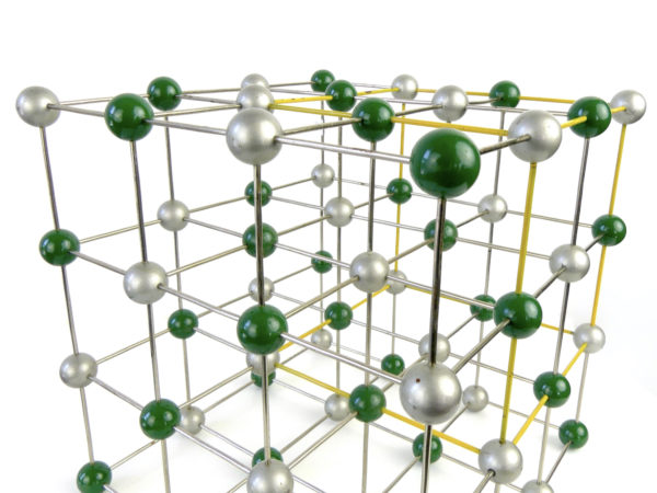 Structure cristalline de chlorure de sodium Tchécoslovaquie 1950 (détail)
