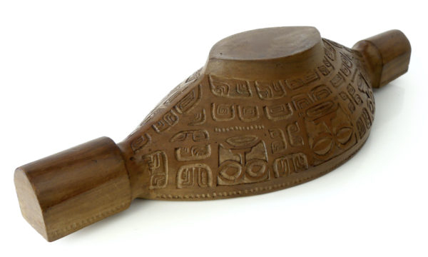 Umete marquisien Tiki plat et couvercle sculpté (dessous)