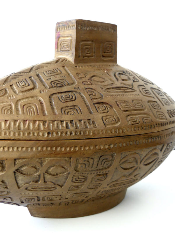 Umete marquisien Tiki plat et couvercle sculpté (détail 3/4)