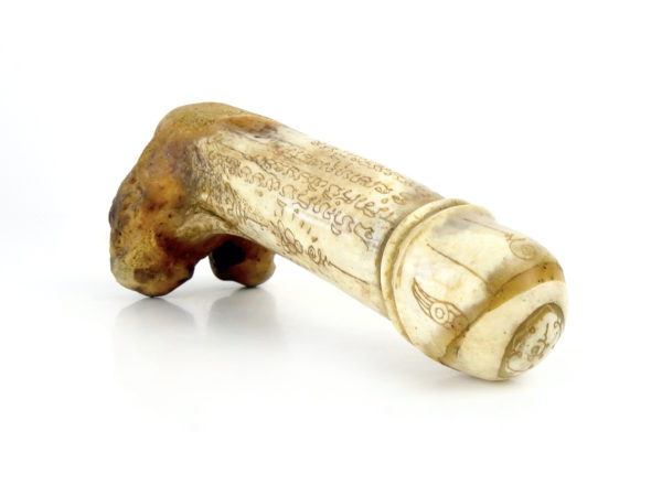 Palad Khik amulette pénis thaïlandaise en os sur socle (3/4)