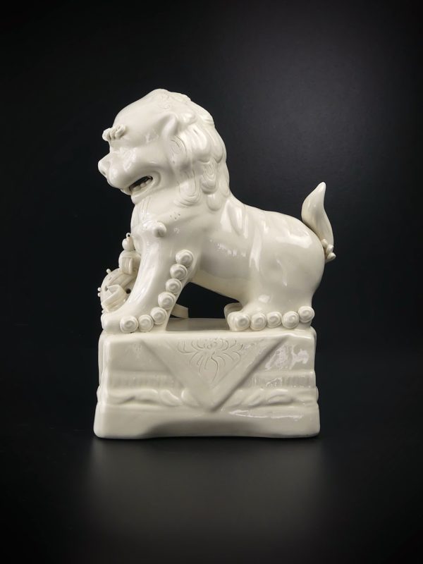 Chien de Fo mâle en porcelaine chinoise (profil)