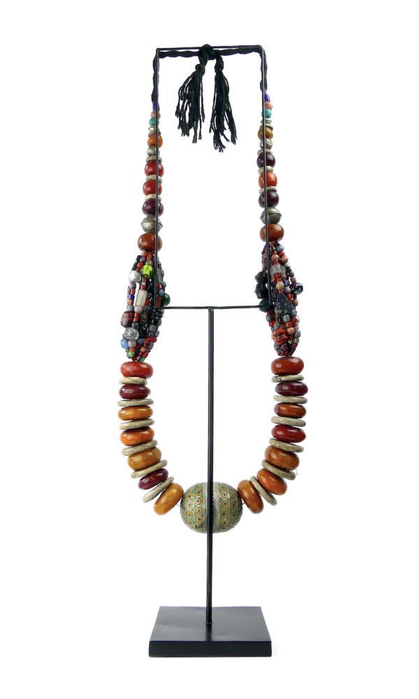 Grand collier berbère Amazigh ancien en ambre (dos)
