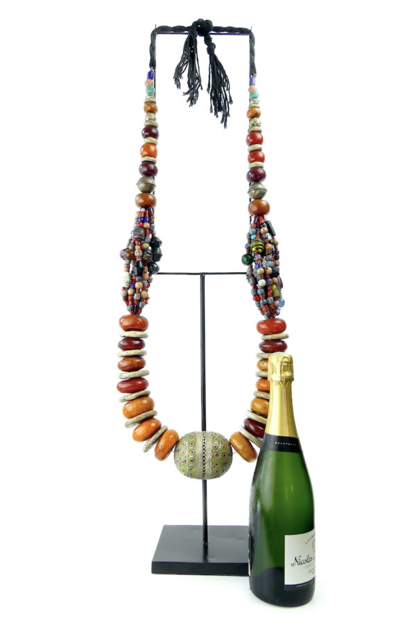 Grand collier berbère Amazigh ancien en ambre (proportion)