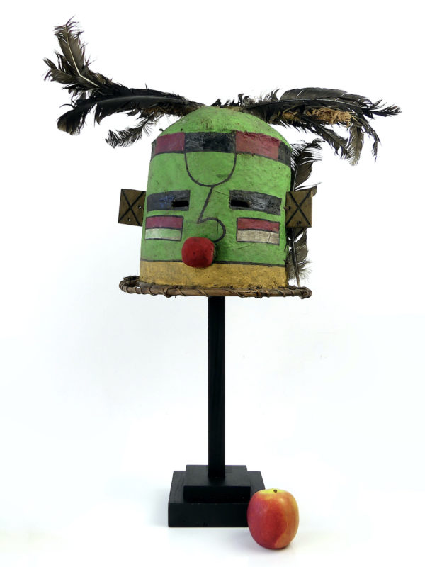 Grand masque heaume vert et rouge Kachina Hopi sur pied (proportion)