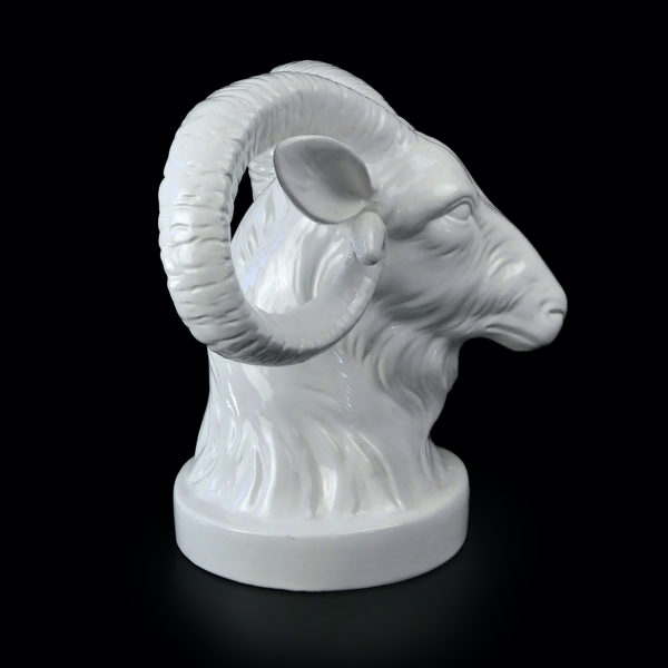 Tête de Bouc en porcelaine blanche (profil)