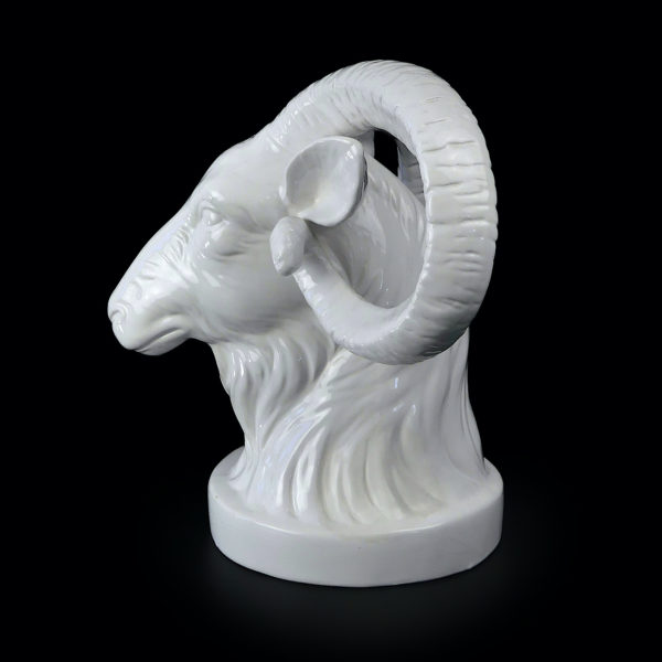 Tête de Bouc en porcelaine blanche (profil)