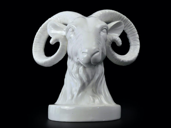 Tête de Bouc en porcelaine blanche (face)