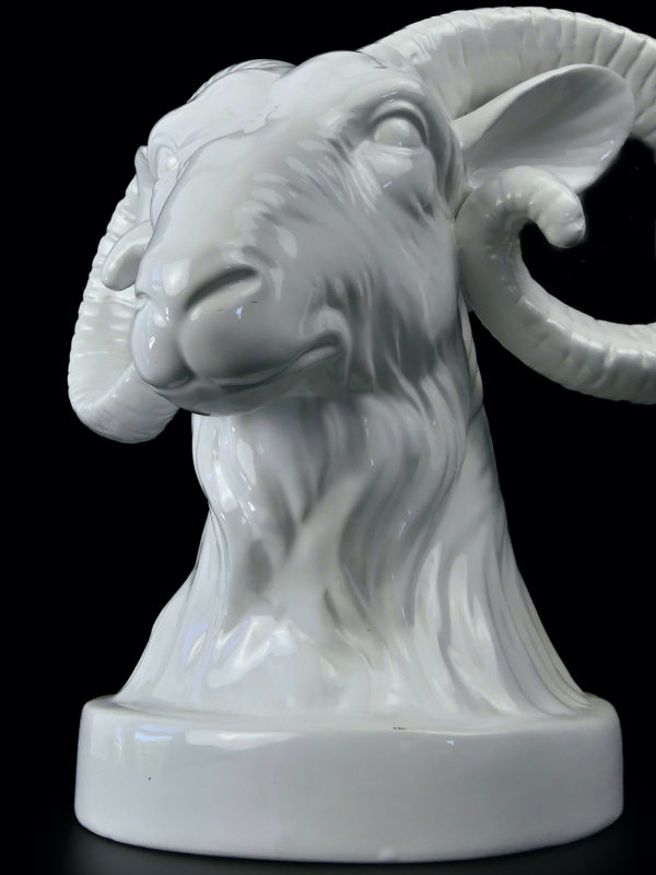 Tête de Bouc en porcelaine blanche (détail)