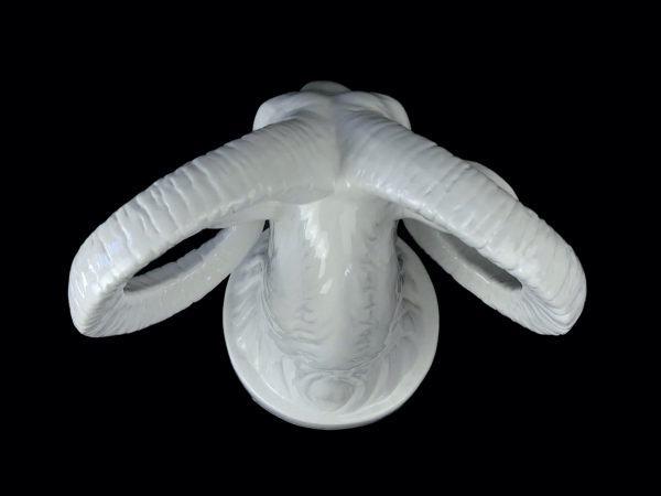 Tête de Bouc en porcelaine blanche (dessus)