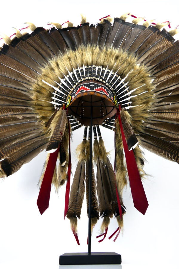 Coiffe de guerre de chef Sioux sur pied (dessous)